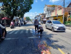 Hindari Jalan Berlubang, Kecelakaan Beruntun Terjadi di Jalan Depan Masjid Rogojampi