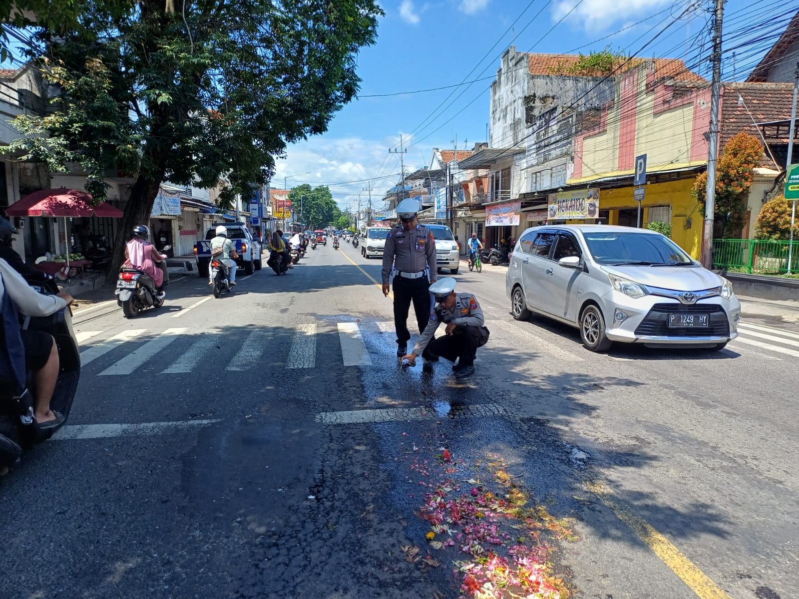 hindari-jalan-berlubang,-kecelakaan-beruntun-terjadi-di-jalan-depan-masjid-rogojampi