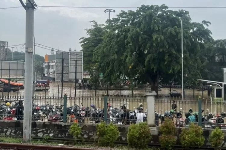 banjir-bekasi-bikin-listrik-padam,-lift-dan-eskalator-stasiun-mati,-krl-alami-gangguan
