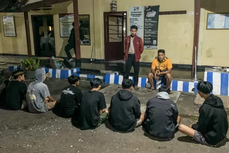 belasan-remaja-perang-sarung,-digaruk-polisi-dan-orang-tua-dipanggil-ke-mapolsek-–-radar-banyuwangi