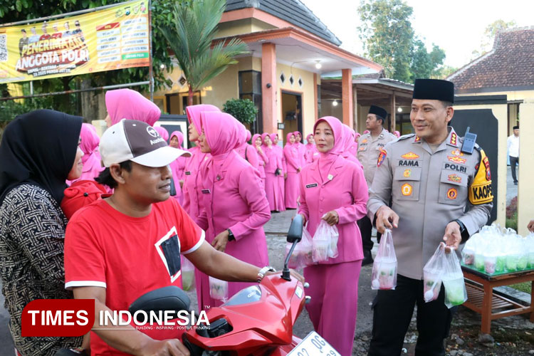 bagi-bagi-takjil-gratis-polresta-banyuwangi-ludes-diserbu-masyarakat-songgon-–-times-banyuwangi