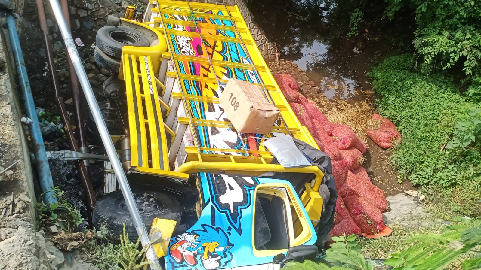 truk-bermuatan-kacang-tanah-terjun-ke-jurang-di-perbatasan-sidodadi-sumberanyar