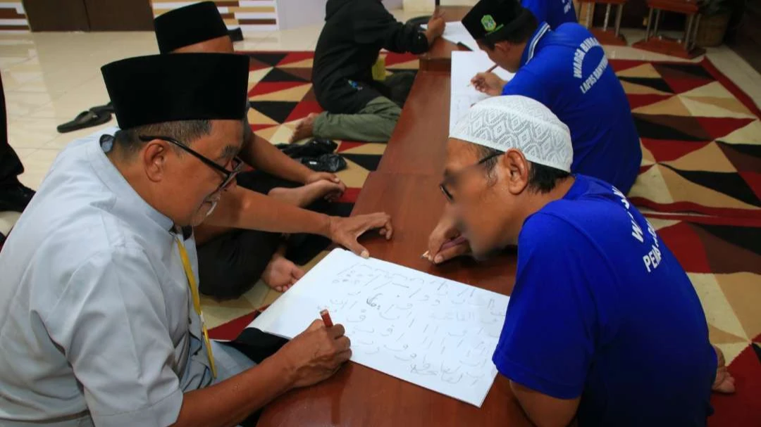pelatihan-kaligrafi-di-lapas-banyuwangi:-meningkatkan-keterampilan-warga-binaan-di-bulan-ramadan