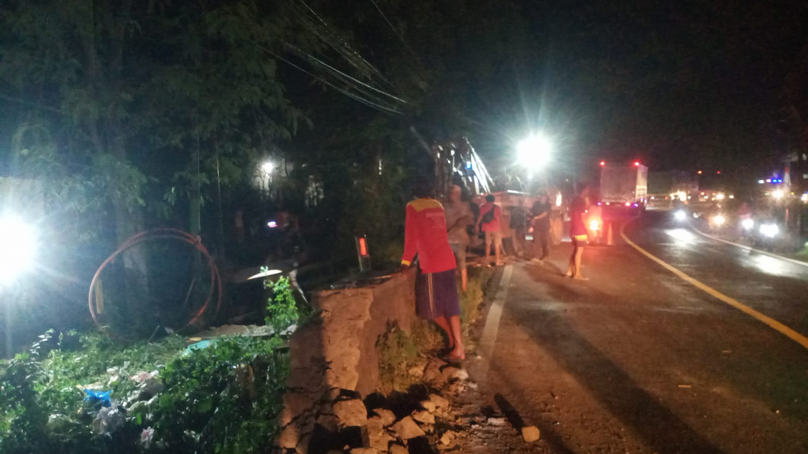 evakuasi-truk-masuk-jurang-di-lakukan-petugas,-malam-ini.