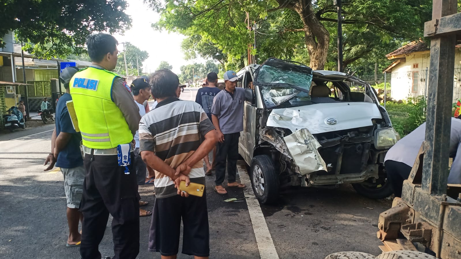 tabrakan-gran-max-vs-truk-tronton-di-alasbuluh,-kendaraan-ringsek,-penumpang-selamat