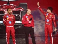 Akui Masih Adaptasi di Ferrari, Hamilton: Saya Belajar dari Leclerc
