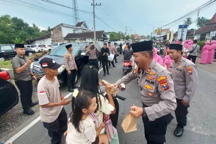 polresta-banyuwangi-dan-bhayangkari-berbagi-takjil-gratis-di-bulan-ramadhan-1446-h