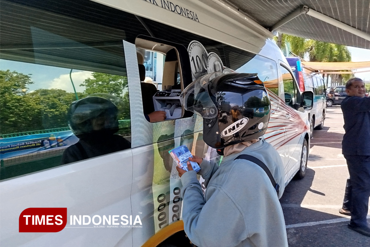 tradisi-lebaran,-warga-banyuwangi-mulai-berburu-uang-baru-–-times-banyuwangi