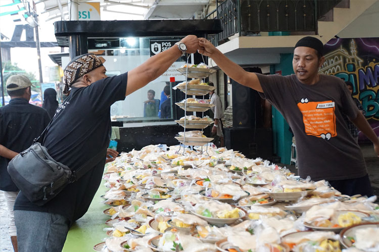 tradisi-takjilan,-dipopulerkan-oleh-muhammadiyah?-–-times-banyuwangi