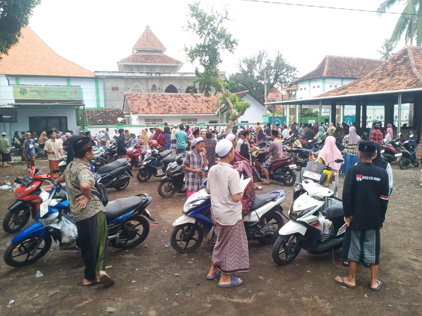 jelang-buka,-wali-santri-pondok-naa-alasbuluh-ramai-ramai-bawakan-takjil-untuk-putra-putrinya