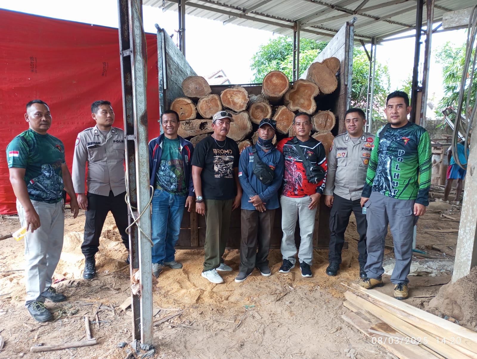 42-batang-kayu-jati-glondongan-diamankan-petugas-gabungan