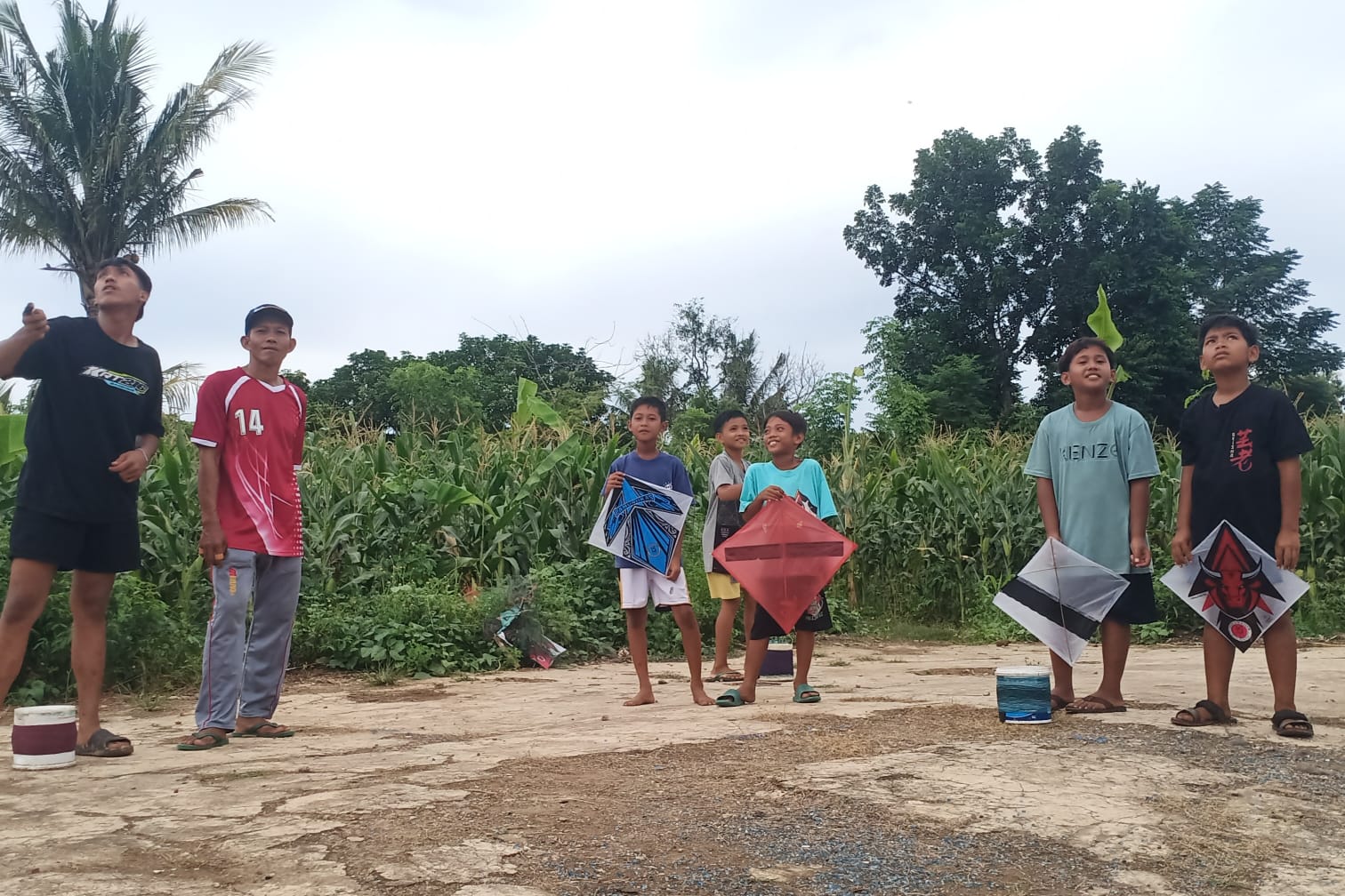 bahaya-di-jalan-raya:-anak-anak-kejar-layangan-putus-tanpa-peduli-keselamatan