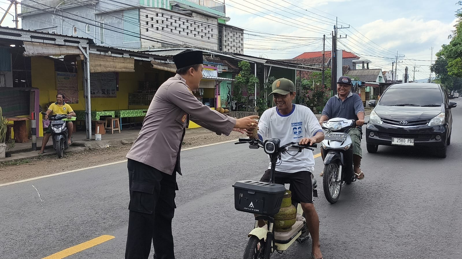 polsek-wongsorejo-banyuwangi-bagikan-takjil-gratis-untuk-pengendara-di-bulan-ramadan