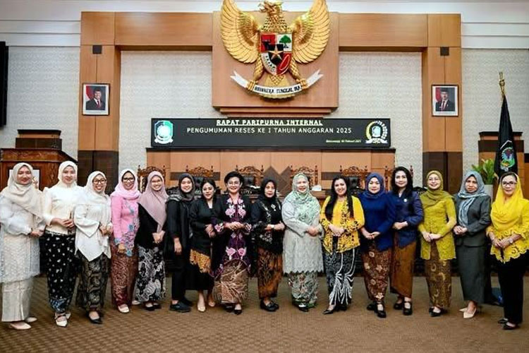 kamis-berkebaya,-tradisi-baru-perempuan-dprd-banyuwangi-–-times-banyuwangi