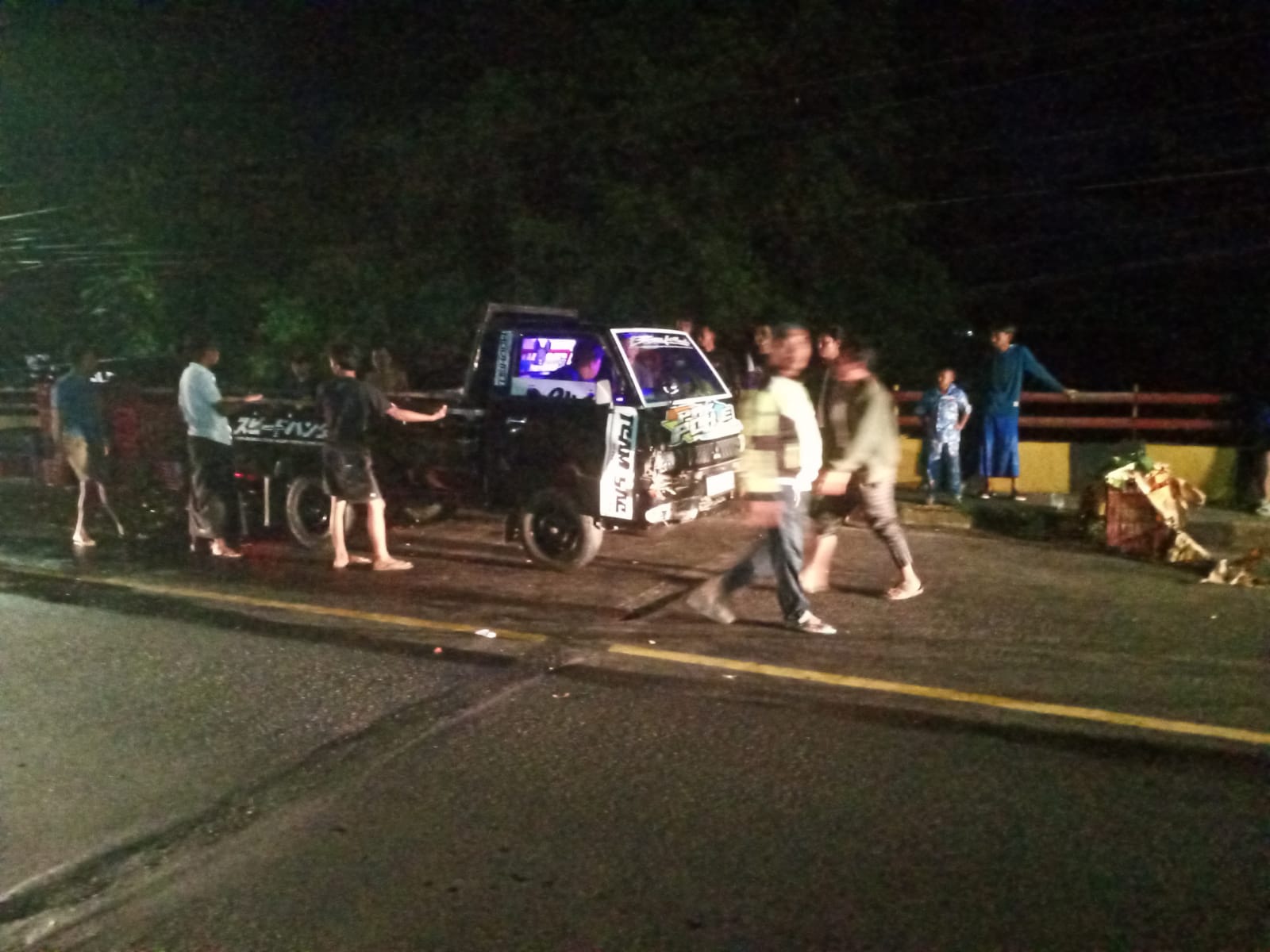 pickup-bermuatan-buah-terguling-di-jembatan-kramasan,-sopir-dan-kernet-selamat