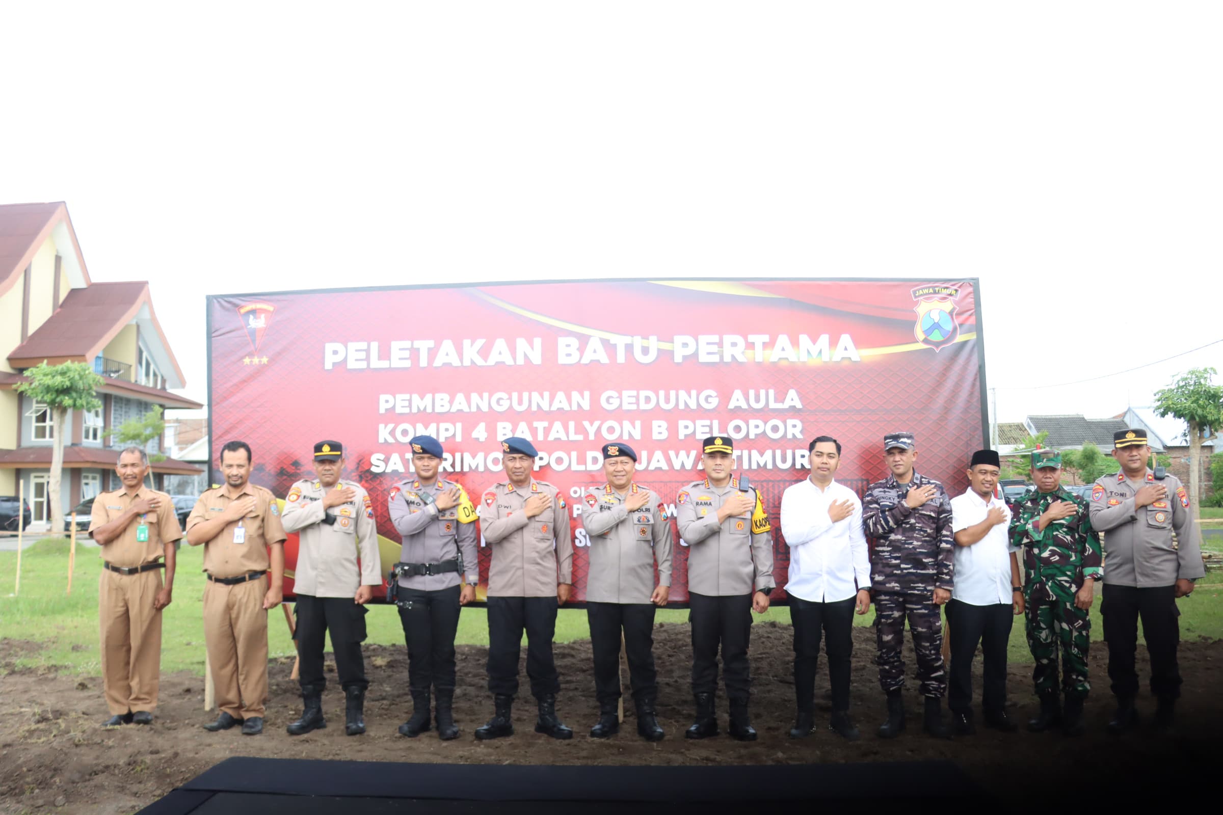 peletakan-batu-pertama-untuk-aula-brimob-banyuwangi,-fasilitas-lebih-nyaman-segera-terwujud