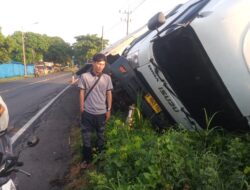 Truk Box Pengangkut Paket Sicepat Tergelincir ke Selokan di KM 23 Desa Bengkak