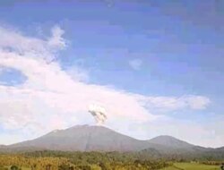 Gunung Raung di Banyuwangi Kembali Erupsi Kamis Pagi, Semburkan Asap Tebal Setinggi 1.500 Meter