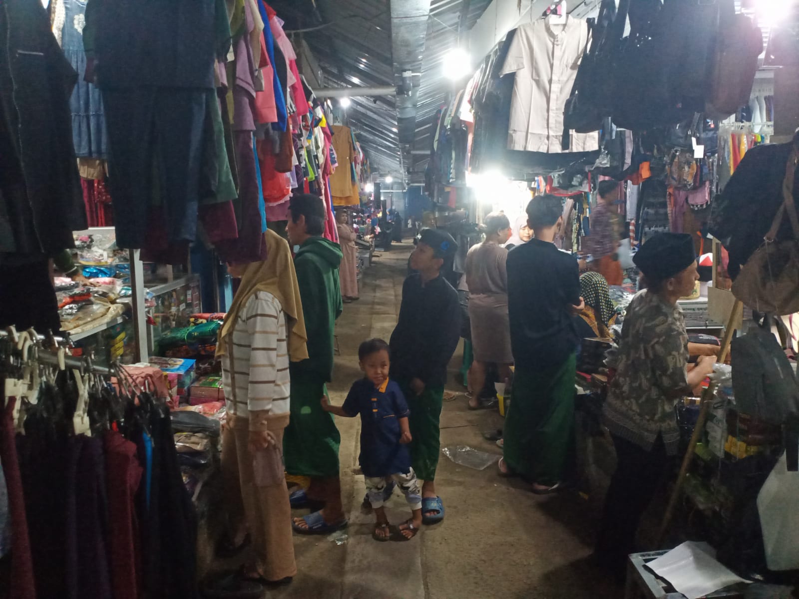 pasar-galekan-bajulmati-mulai-ramai-di-malam-hari,-pedagang-raup-berkah-ramadan