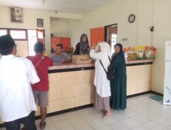 Operasi Pasar Murah di Kantor Pos Wongsorejo, Warga Antusias Dapatkan Sembako Harga Terjangkau