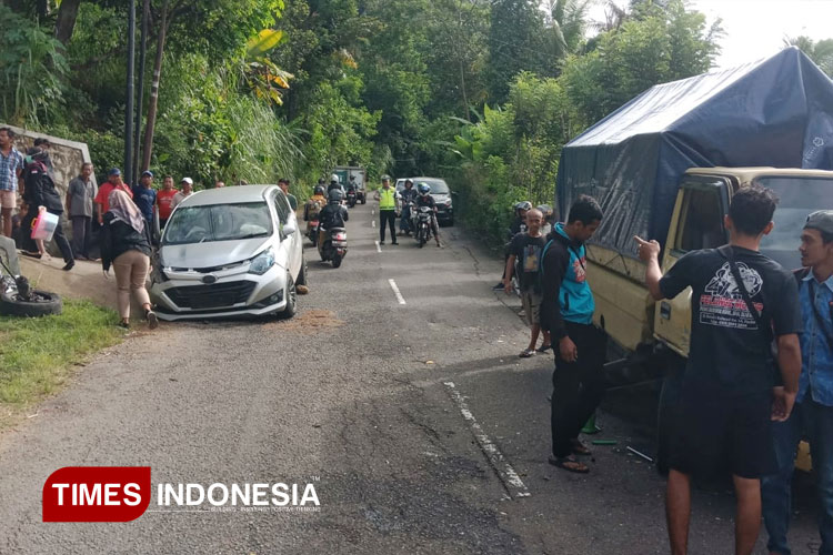 tabrakan-daihatsu-sigra-vs-truk-di-pacitan,-kerugian-capai-puluhan-juta-–-times-banyuwangi