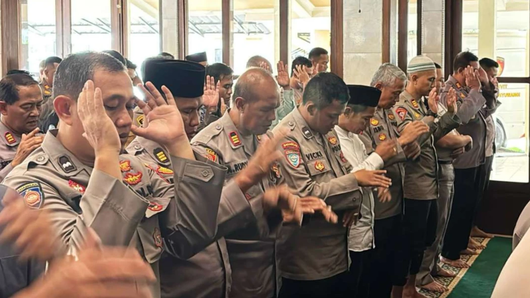 polresta-banyuwangi-gelar-salat-gaib-untuk-tiga-anggota-polri-yang-gugur-saat-bertugas