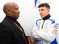 Momen Haru, Ayah Lewis Hamilton Peluk Isack Hadjar Usai Kegagalan Tragis di Australia