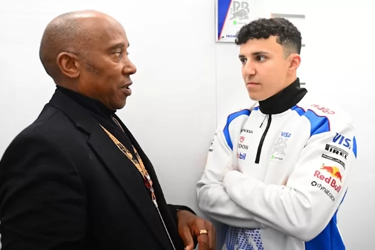 momen-haru,-ayah-lewis-hamilton-peluk-isack-hadjar-usai-kegagalan-tragis-di-australia