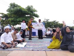 OJK Jember Ngerandu Buko Bareng Sahabat Disabilitas di Pantai Boom