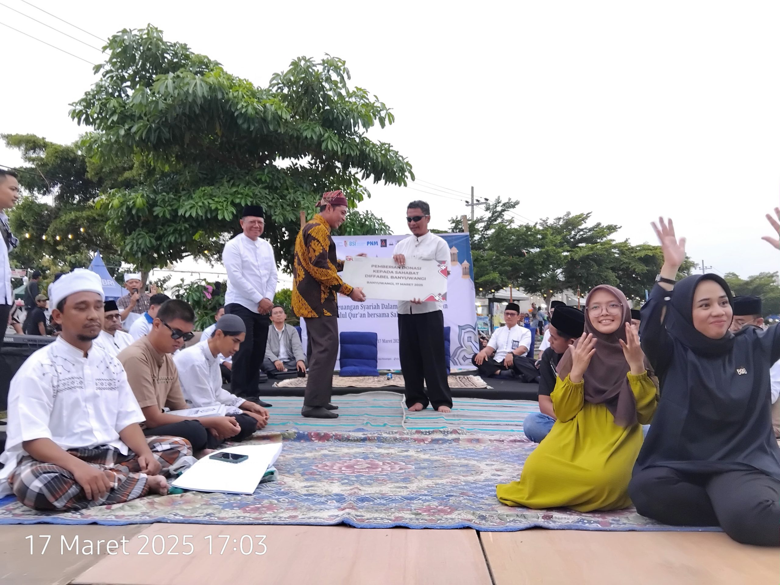ojk-jember-ngerandu-buko-bareng-sahabat-disabilitas-di-pantai-boom