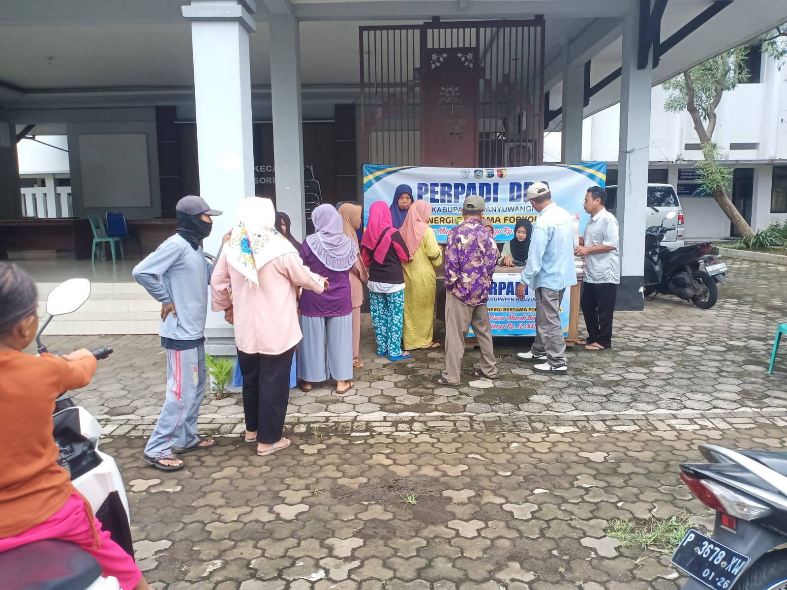 bazar-beras-murah-di-wongsorejo-diserbu-warga,-harga-lebih-murah-dari-pasaran