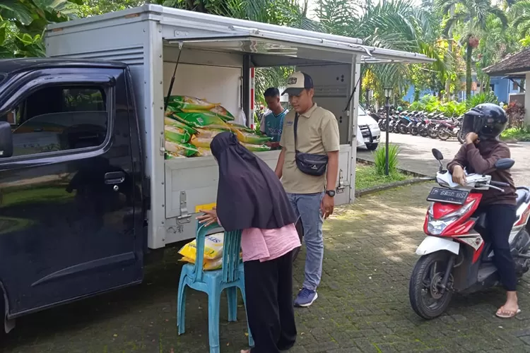 beras-murah-keliling-sambangi-warga-sempu-banyuwangi,-harga-perkilogram-di-bawah-pasar