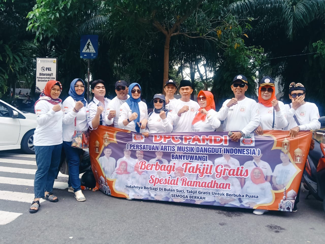 dpc-pamdi-banyuwangi-berbagi-setibu-takjil-gratis