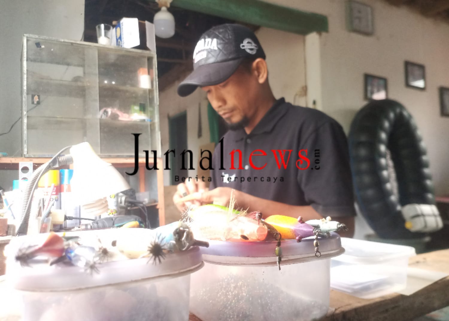 busairi,-kreator-umpan-udang-di-wongsorejo-yang-diburu-pemancing-cumi
