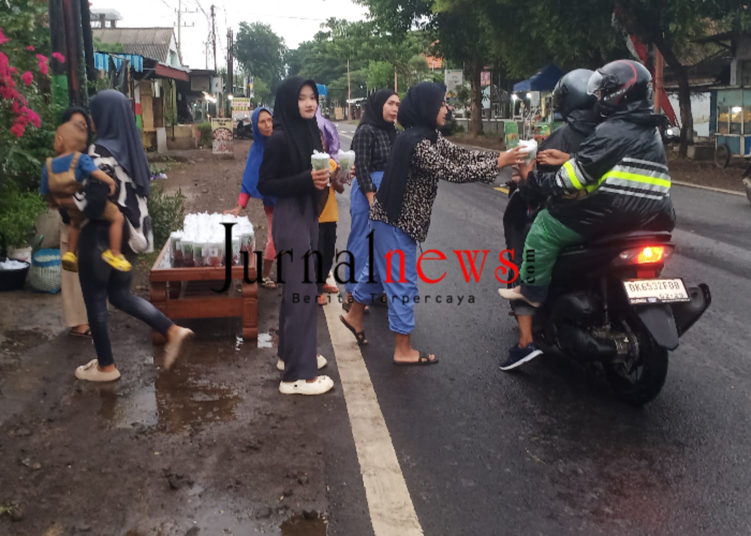 inspiratif!-affiliator-tiktok-“okta.-banyuwangi”-bagikan-150-cup-es-jumbo-dari-hasil-usahanya
