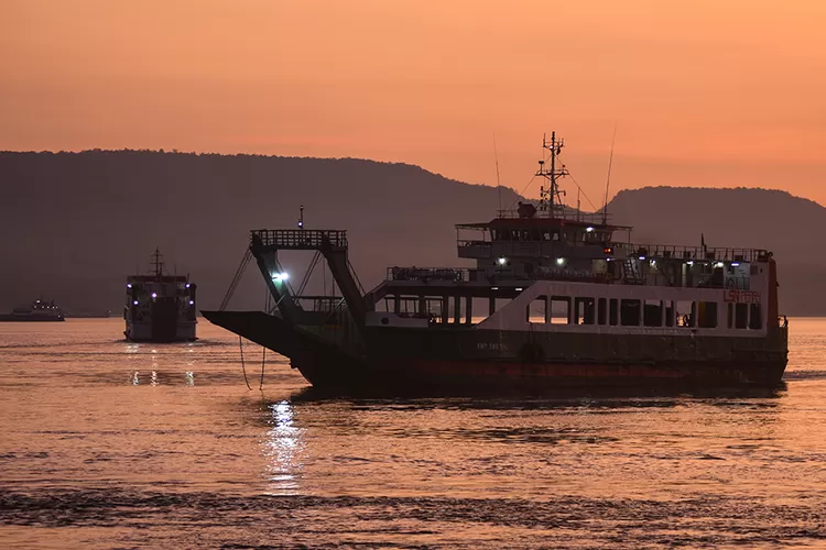 waktu-tempuh-seberangi-selat-bali-cuma-60-menit,-bongkar-muat-35-menit