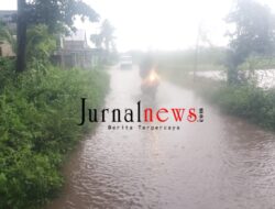 Curah Hujan Deras, Selokan Meluap di Bajulmati, Warga Panik Bersihkan Sampah