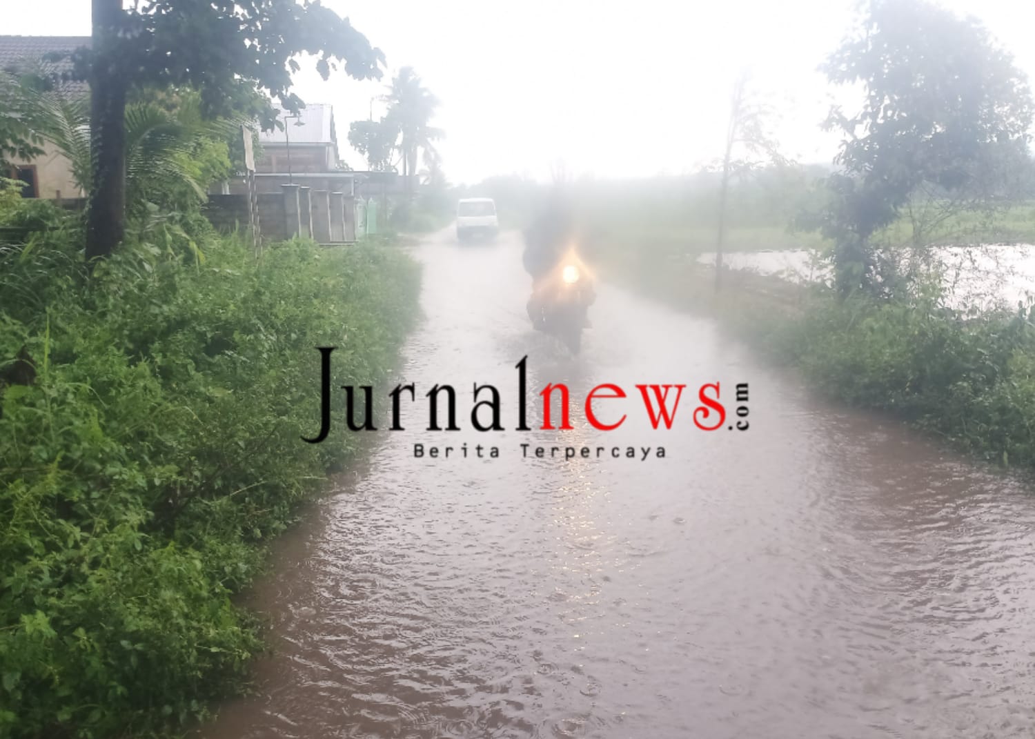 curah-hujan-deras,-selokan-meluap-di-bajulmati,-warga-panik-bersihkan-sampah