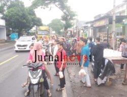 Organisasi Pangkas Rambut Wongsorejo Berbagi Takjil di Bulan Ramadhan