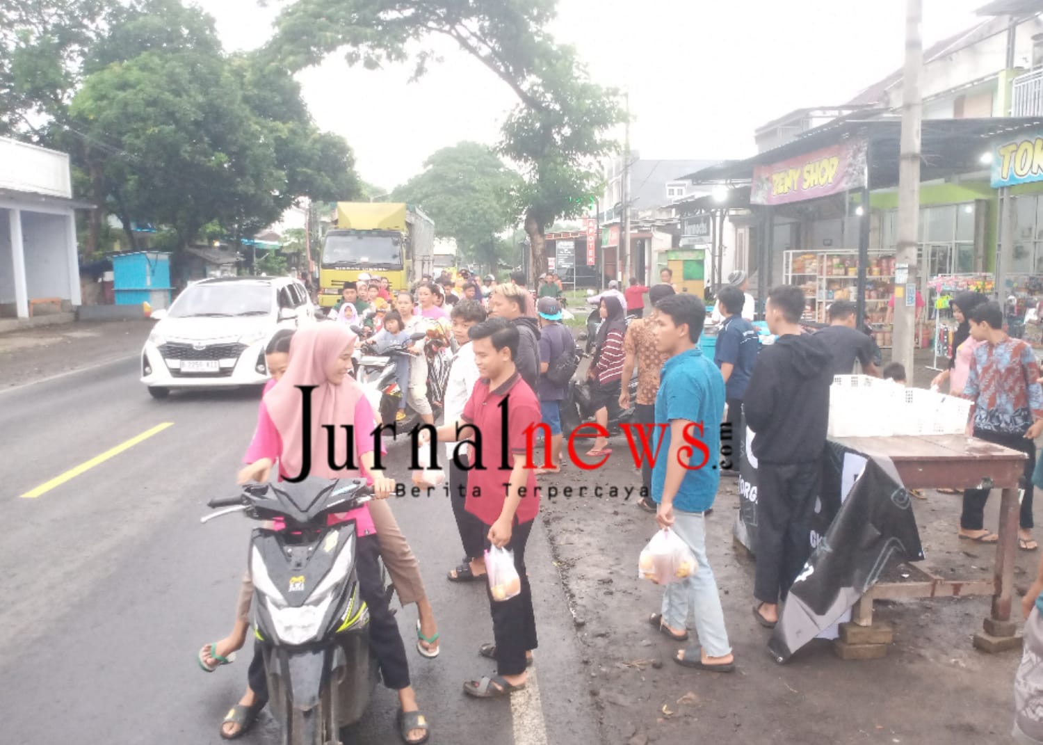 organisasi-pangkas-rambut-wongsorejo-berbagi-takjil-di-bulan-ramadhan