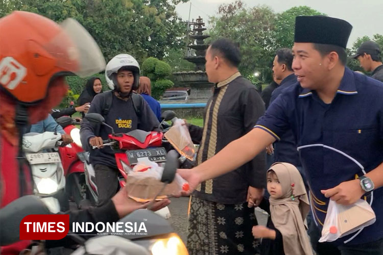 manfaatkan-momen-ramadan,-dpd-partai-nasdem-sidoarjo-bagikan-sembako-dan-takjil-–-times-banyuwangi