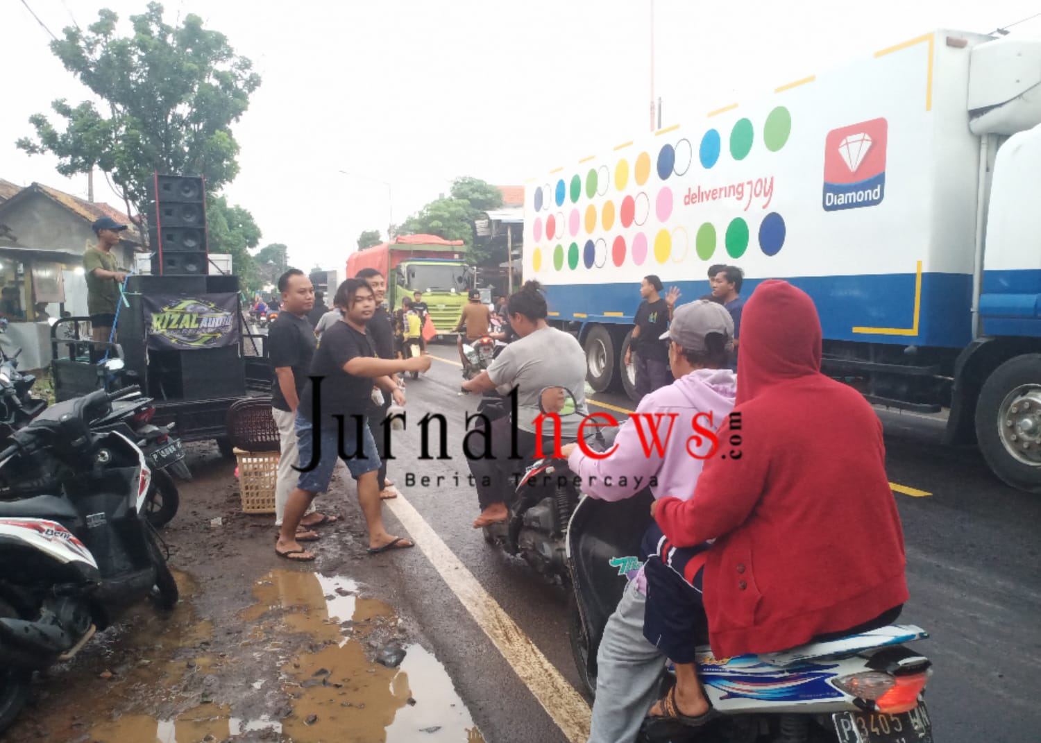 remaja-masjid-himatul-muttaqin-sidodadi-wongsorejo-rutin-berbagi-takjil-di-bulan-ramadan