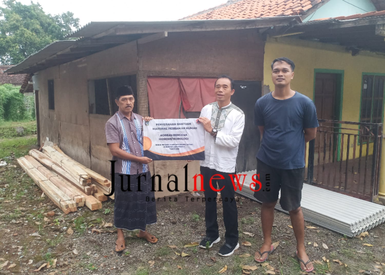 bpbd-banyuwangi-kembali-salurkan-bantuan-material-untuk-korban-kebakaran-di-bajulmati