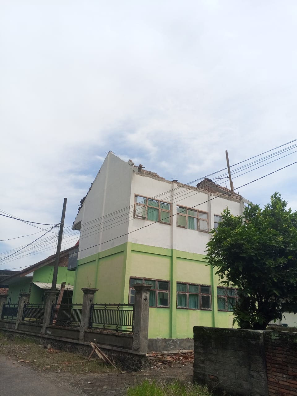 mi-miftahul-ulum-ii-atapnya-ambruk,-warga-benculuk-dikejutkan-suara-gemuruh