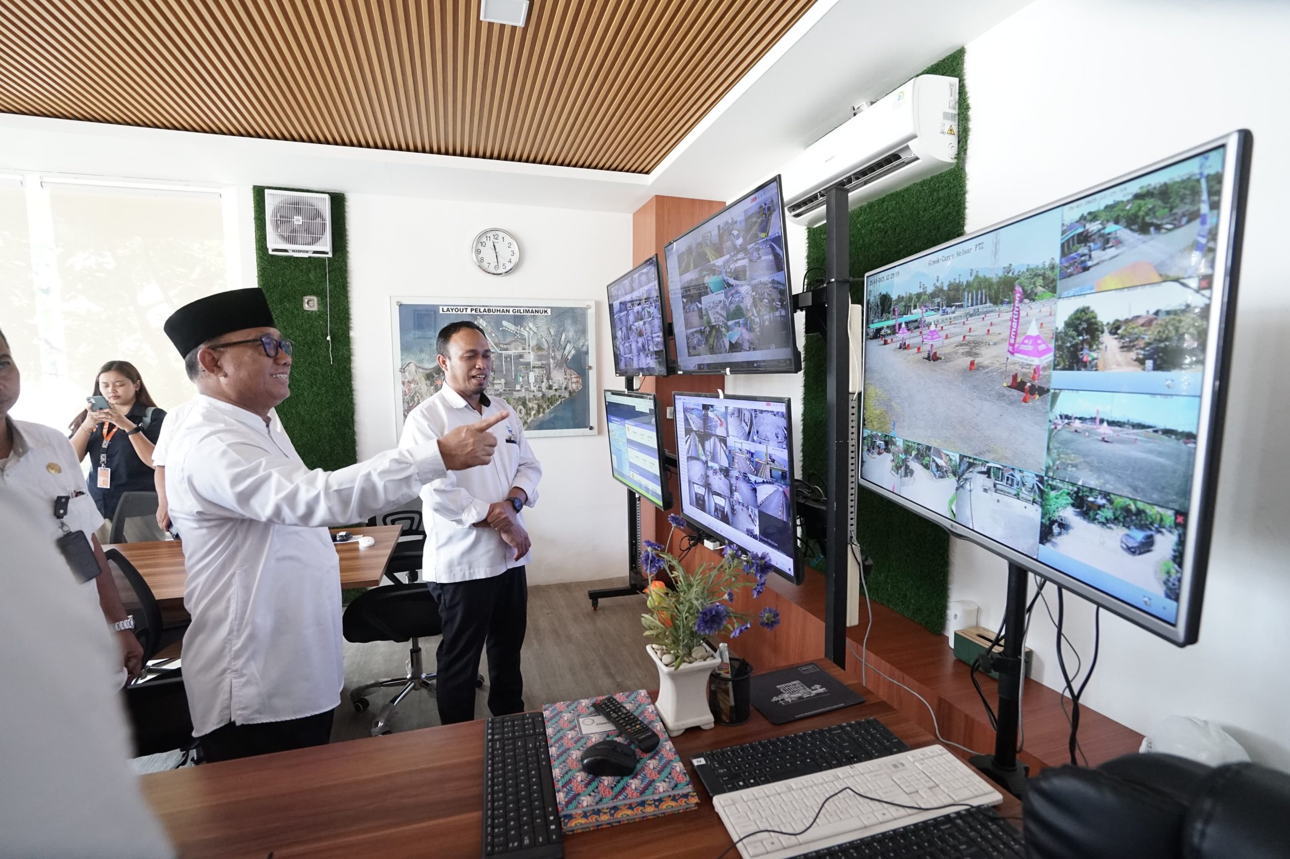 pantau-arus-mudik-di-pelabuhan-ketapang,-wabup-banyuwangi-pastikan-kesiapan-berbagai-fasilitas