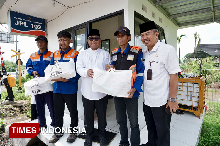 pemkab-banyuwangi-bagikan-sembako-untuk-petugas-penjaga-perlintasan-kereta-–-times-banyuwangi