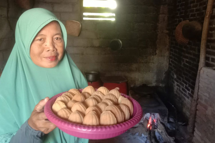 jelang-idul-fitri,-roti-klemben-‘legend’-mak-samijah-banyuwangi-banjir-pesanan-–-times-banyuwangi