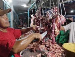 Pemkab Banyuwangi Gelar Sidak Daging di Pasar Tradisional untuk Pastikan Kualitas Daging ASUH