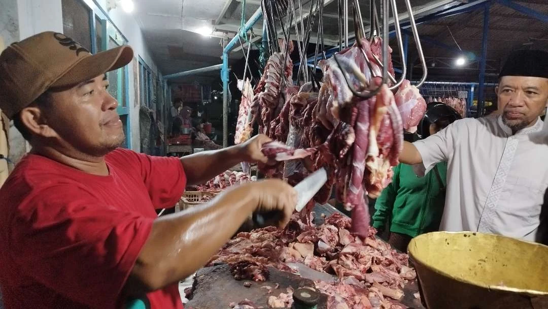 pemkab-banyuwangi-gelar-sidak-daging-di-pasar-tradisional-untuk-pastikan-kualitas-daging-asuh