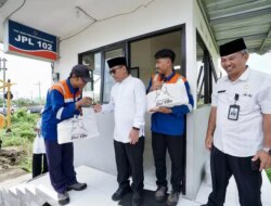 Pemkab Banyuwangi Bagikan Paket Sembako ke Petugas Penjaga Perlintasan KA